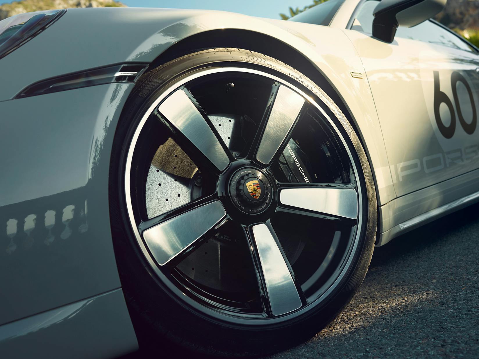 Detailed view of the 20-inch Sport Classic wheel at the front of the Porsche 911 Sport Classic.