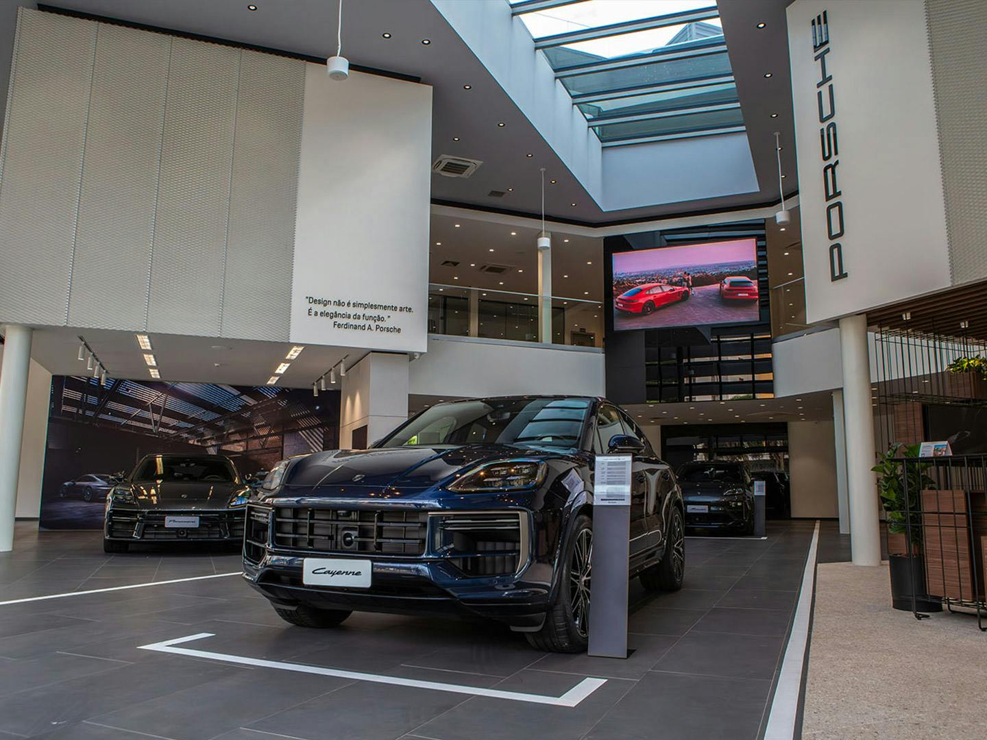 visão do showroom do Porsche Center Campinas." - This is for the showroom view.