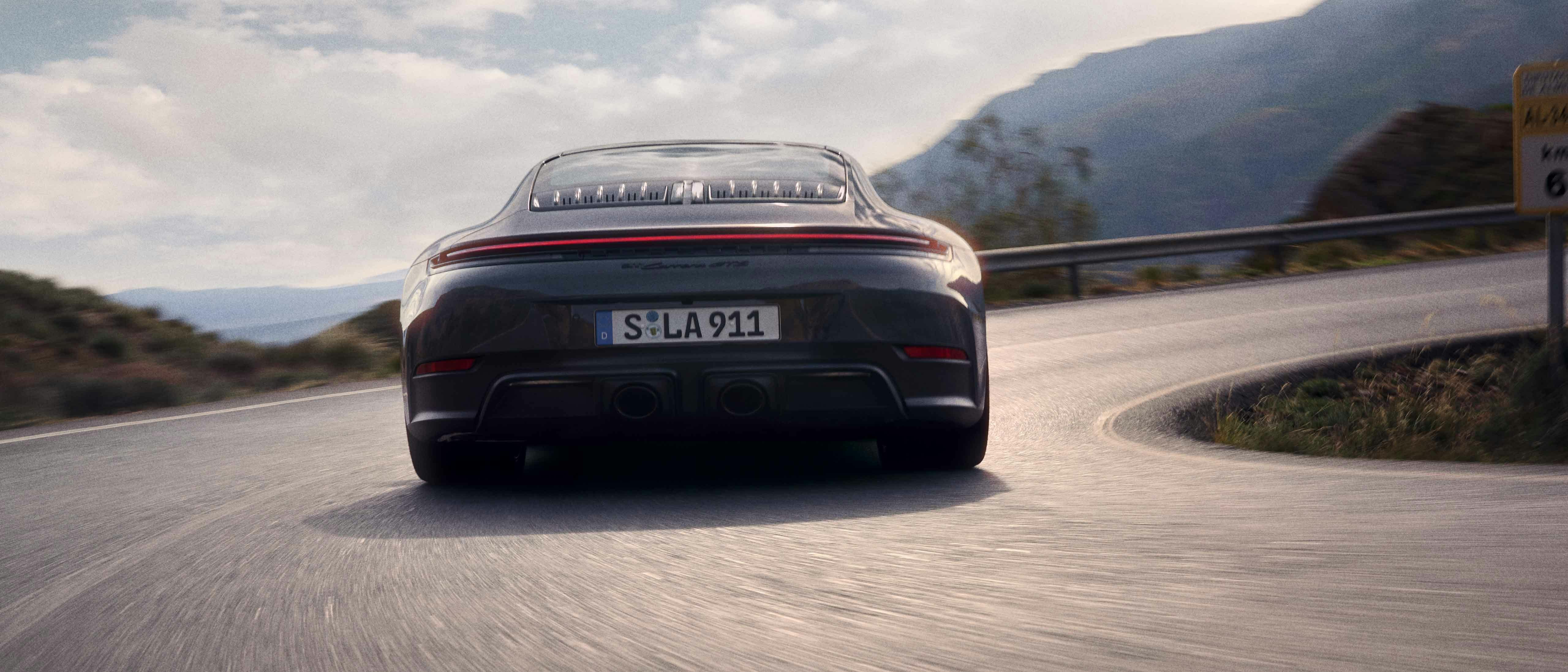 En Porsche Carrera GTX i full fart på en slingrig väg.