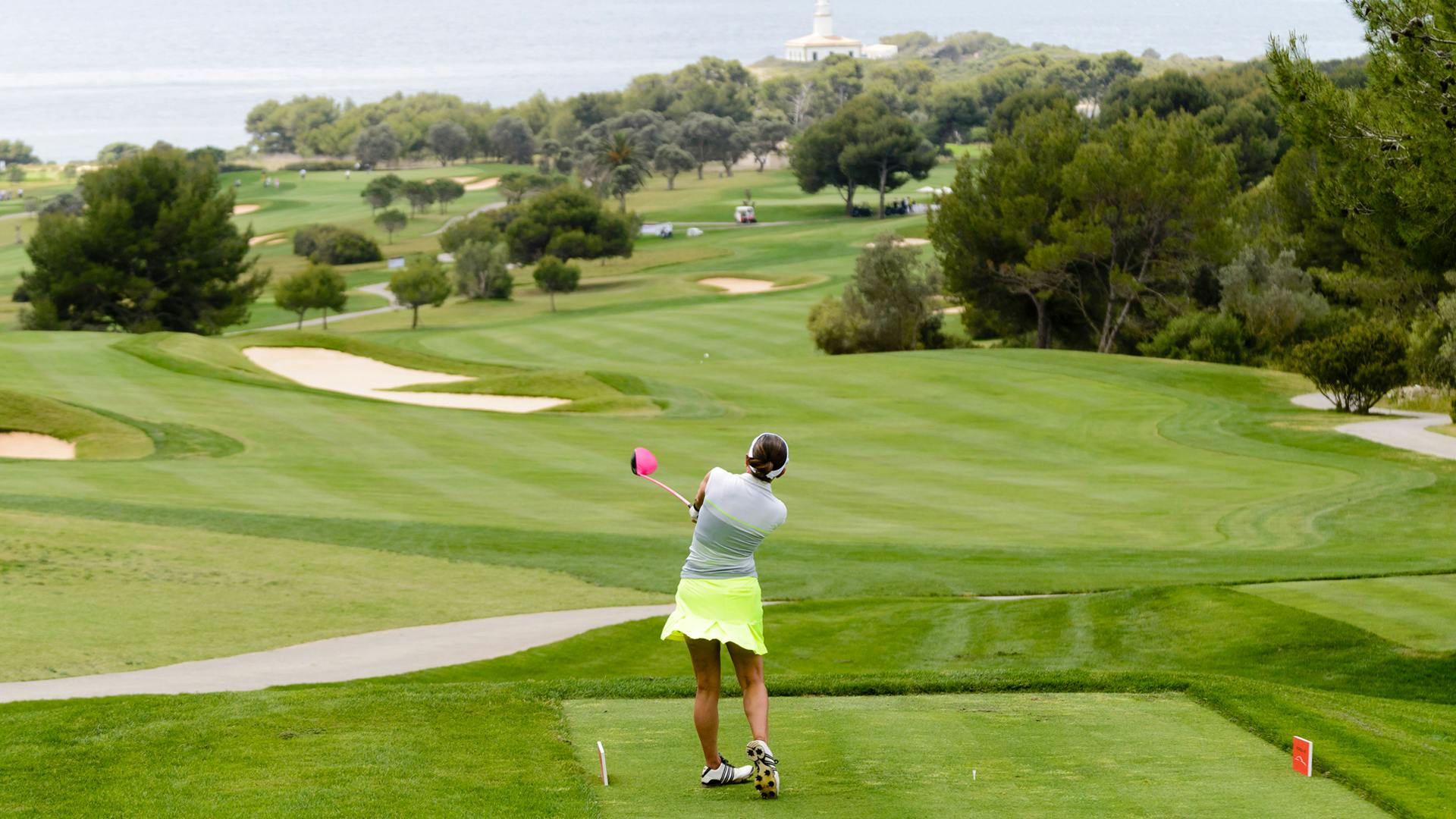 Eine Golfspielerin beim Abschlag auf dem Club de Golf Alcanda
