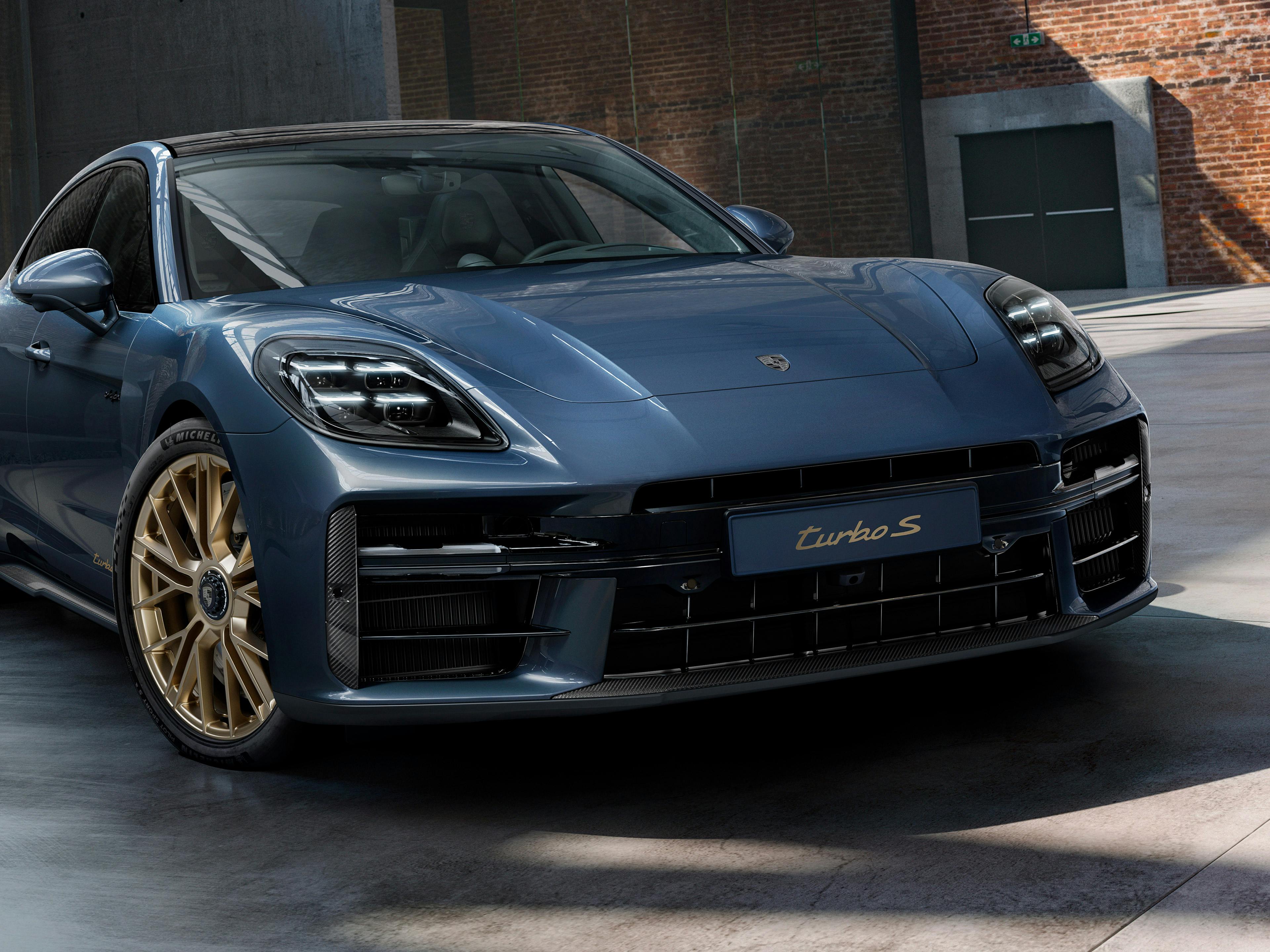Front view of the front of the Porsche Exclusive Manufaktur Panamera Turbo S E-Hybrid in Yachting Blue Metallic with Aerokit Carbon.