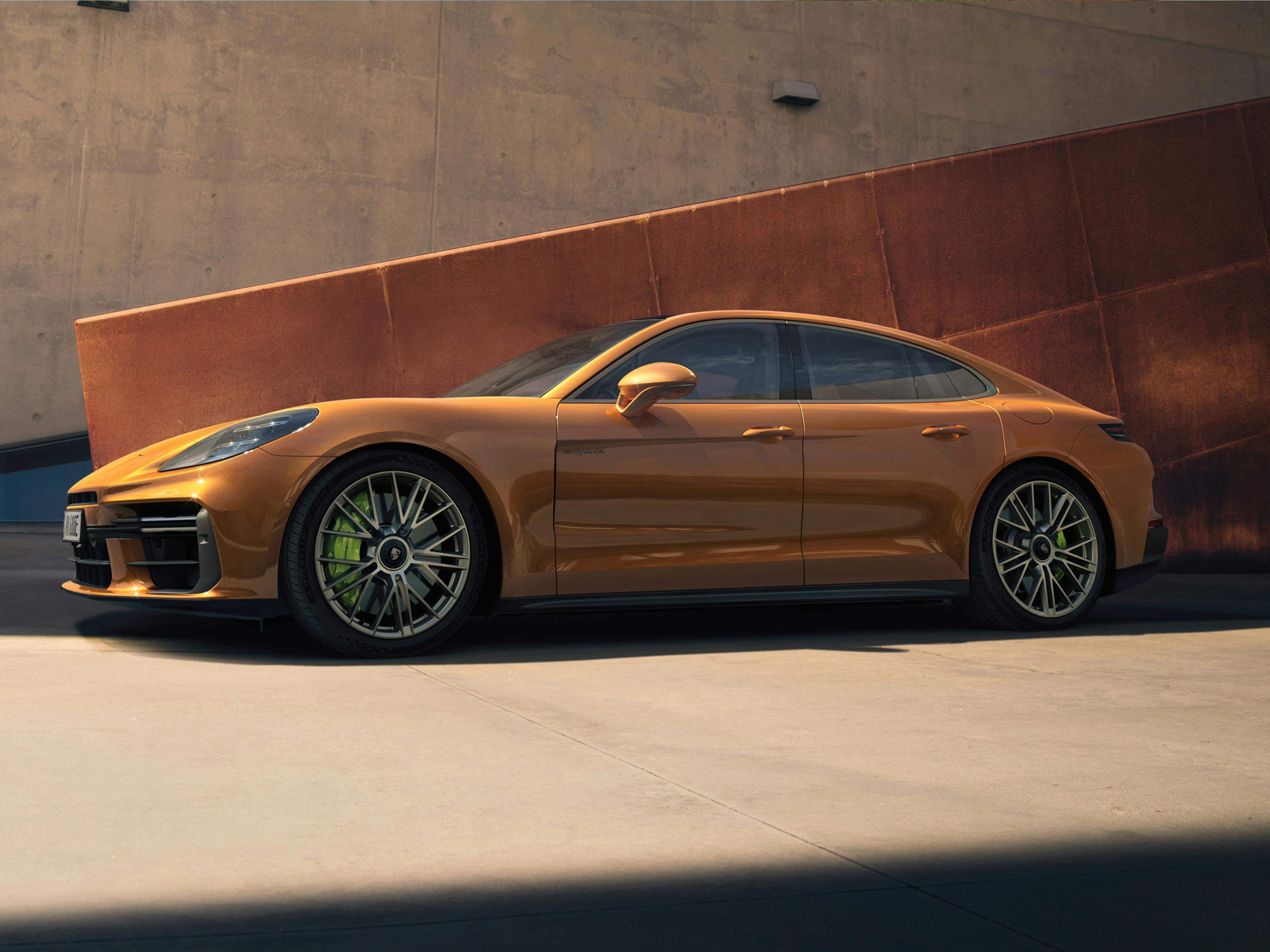 Ein blauer Porsche Panamera ist in einer Garage geparkt, mit einer modernen Treppe und Dekor im Hintergrund.