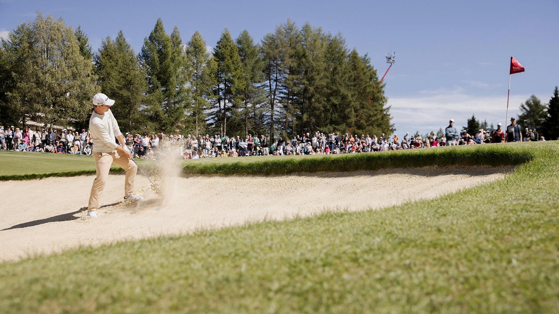 Ein Bunkerschlag mit Zuschauern im Hintergrund