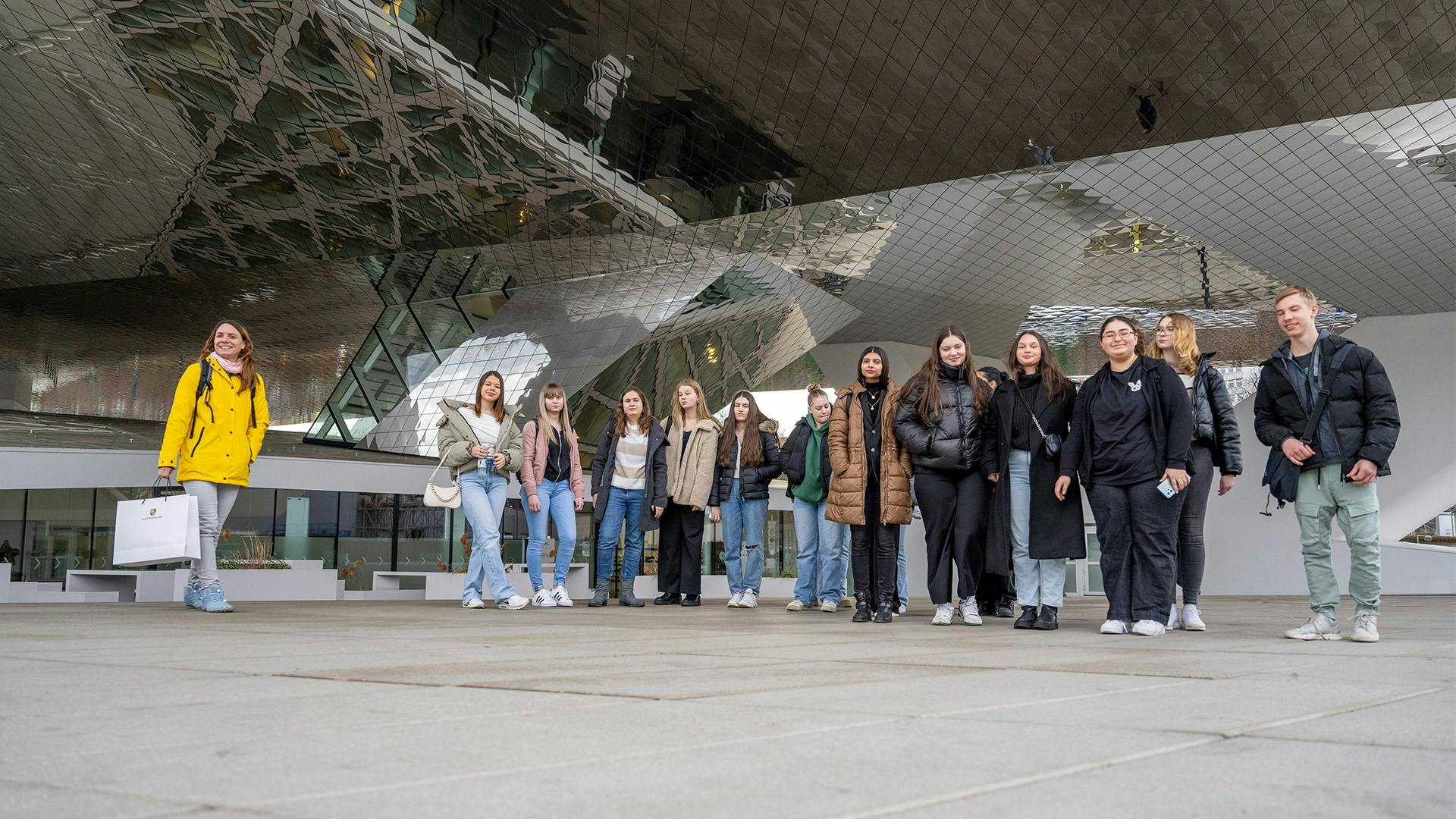 Eine Schülergruppe steht vor dem Porsche Museum.